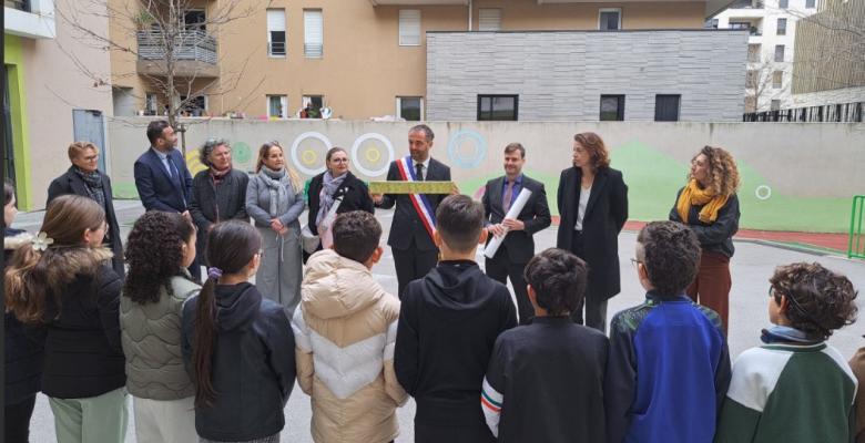 Moment solennel: le dévoilement de la fresque offerte par les élèves de l'école Montpellier à Chengdu