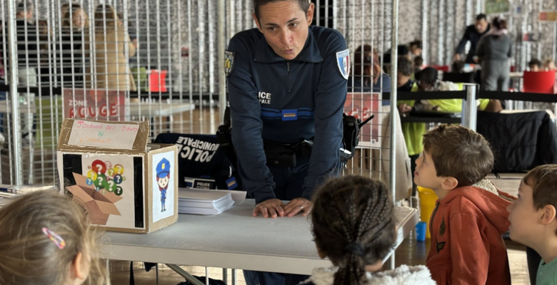 policière et les enfants